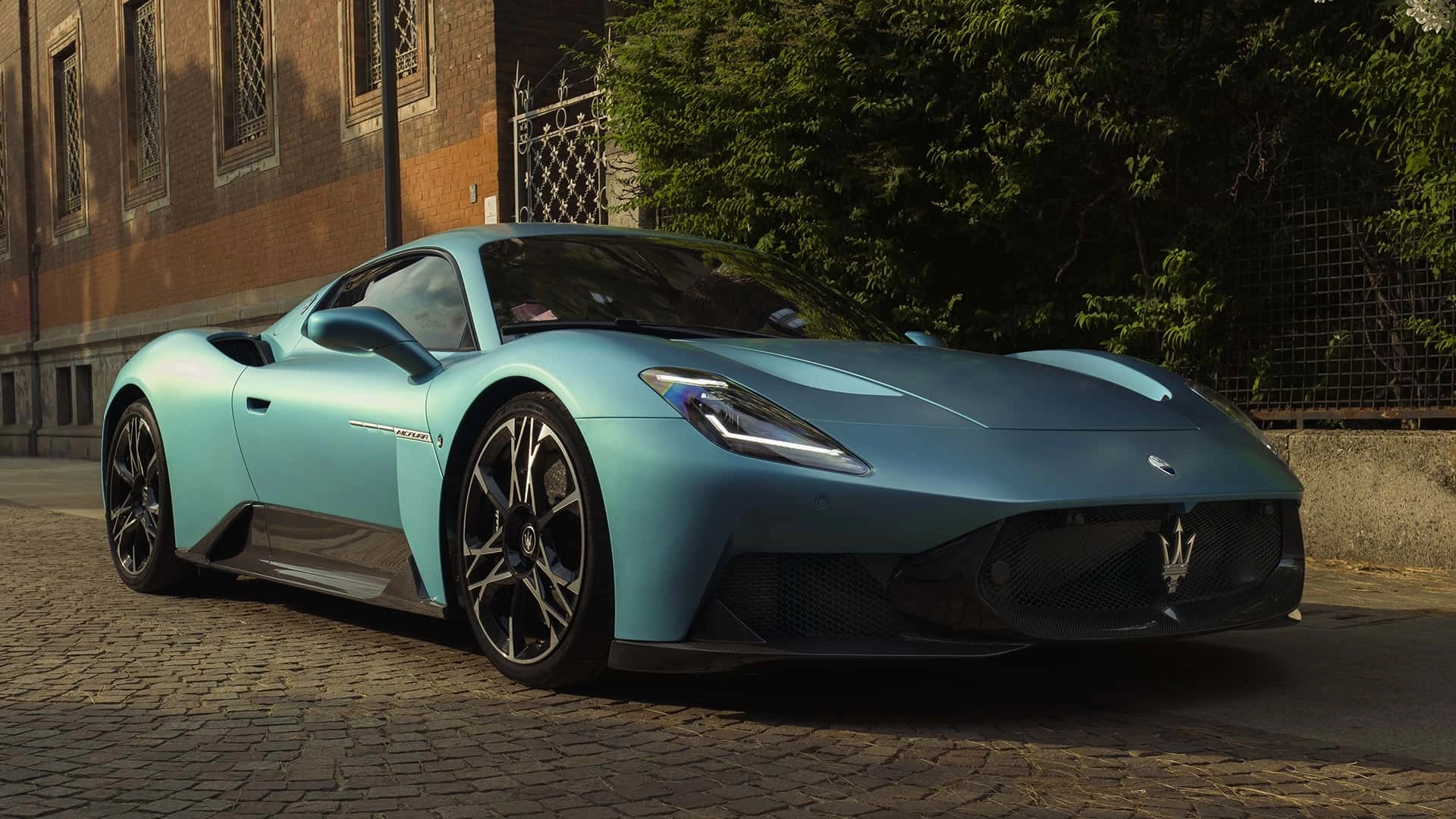 Maserati mcpura   statica in esterno (1)